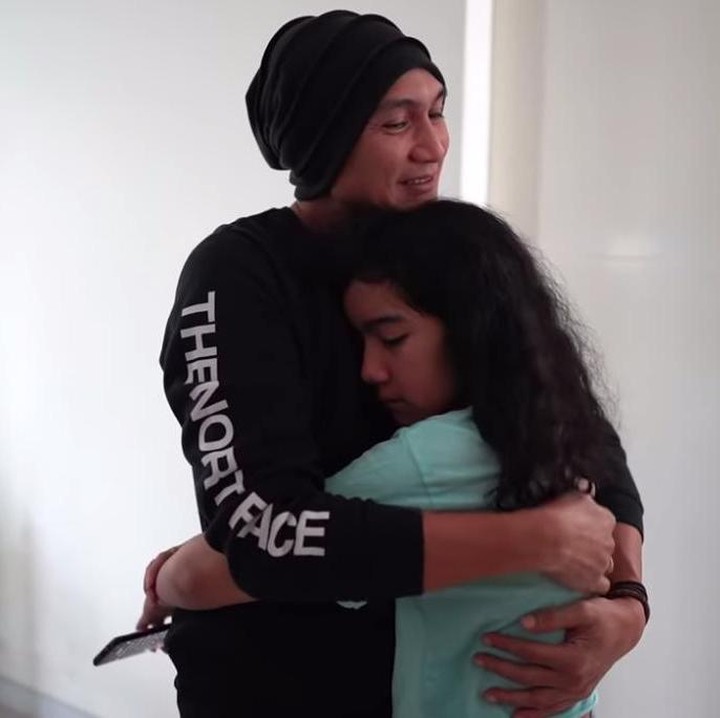 <p>Saat Anji ingin kembali ke Jakarta, Leticia belum rela ayahnya pergi. Ia tampaknya belum puas melepas rindu pada ayahnya. Leticia terus memeluk sang ayah. (Foto: YouTube Sheila Marcia & AwesomeFam)</p>