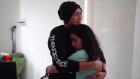 <p>Saat Anji ingin kembali ke Jakarta, Leticia belum rela ayahnya pergi. Ia tampaknya belum puas melepas rindu pada ayahnya. Leticia terus memeluk sang ayah. (Foto: YouTube Sheila Marcia & AwesomeFam)</p>