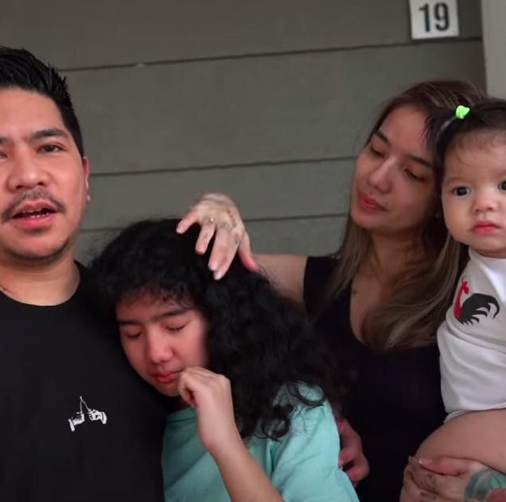 <p>Setelah Anji pergi, Leticia terlihat menangis. Dimas Akira memeluknya dan Sheila Marcia turut menguatkan Leticia. Melihat video keluarga mereka, Sheila dan suami banjir pujian, Bunda. "MasyaAllah suami Mba Sheila baik banget keliatan cara tulus banget sayang sama anaknya walau sama anak sambung, beruntung banget Leticia punya 2 ayah yang baik penyayang." (Foto: YouTube Sheila Marcia & AwesomeFam)</p>
