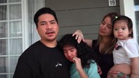 <p>Setelah Anji pergi, Leticia terlihat menangis. Dimas Akira dan Sheila Marcia pun menenangkan Leticia. Melihat video keluarga mereka, Sheila dan suami banjir pujian. Banyak yang memuji cinta mereka dalam besarkan anak begitu tulus (Foto: YouTube Sheila Marcia & AwesomeFam)</p>