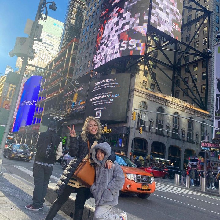 <p>Enggak hanya itu, ternyata mereka juga akan menonton konser BTS di Los Angeles lho, Bunda. (Foto: Instagram @ayutingting92)</p>