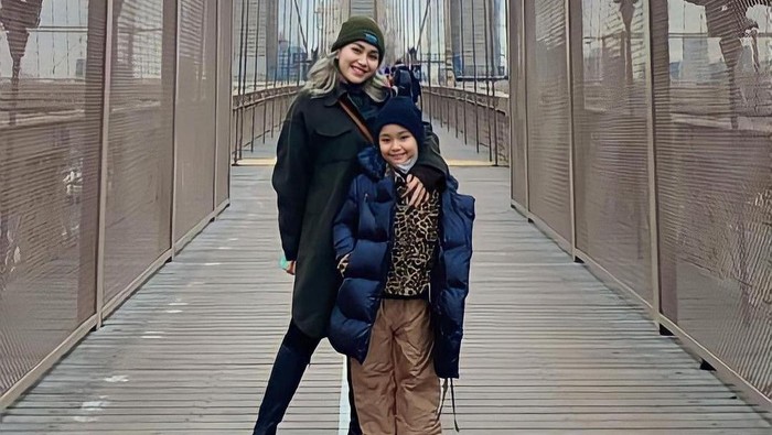 Intip Potret Kompak Ibu dan Anak, Ayu Ting Ting dan Biliqis saat Liburan ke Amerika