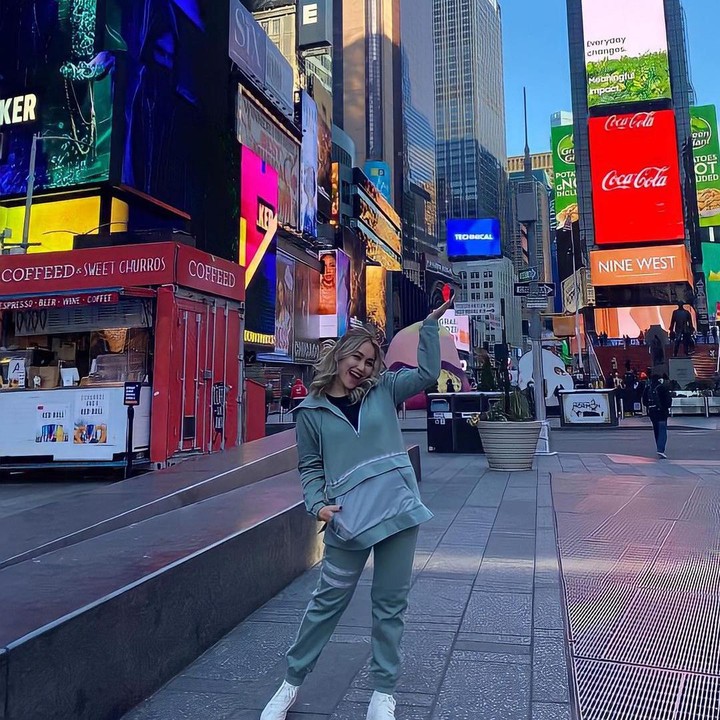 <p>Di Amerika Serikat, Ayu bersama rombonganya pergi ke beberapa tempat ikonik. Salah satunya ke Times Square NYC. (Foto: Instagram @ayutingting92)</p>