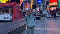 <p>Di Amerika Serikat, Ayu bersama rombonganya pergi ke beberapa tempat ikonik. Salah satunya ke Times Square NYC. (Foto: Instagram @ayutingting92)</p>