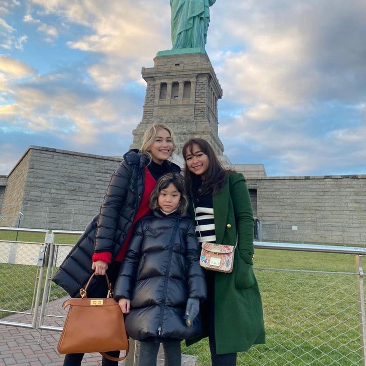 <p>Saat ini, Ayu Ting Ting bersama anaknya, Bilqis, dan sang adik berada di Amerika Serikat (AS), Bunda. (Foto: Instagram @ayutingting92)</p>