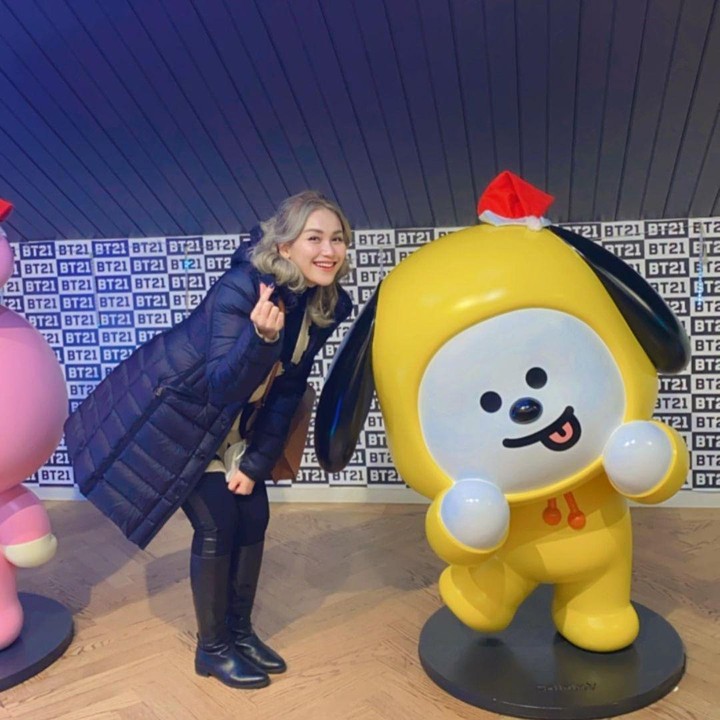 <p>Dalam potret liburan di New York, Ayu Ting Ting juga menyempatkan diri berkunjung ke BT21 Store di Broadway Times. (Foto: Instagram @ayutingting92)</p>