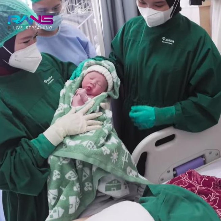 <p>Melalui siaran di televisi nasional dan channel YouTube Rans Entertainment, Baby R ditampilkan untuk pertama kalinya. (Foto: YouTube RANS Entertainment)</p>