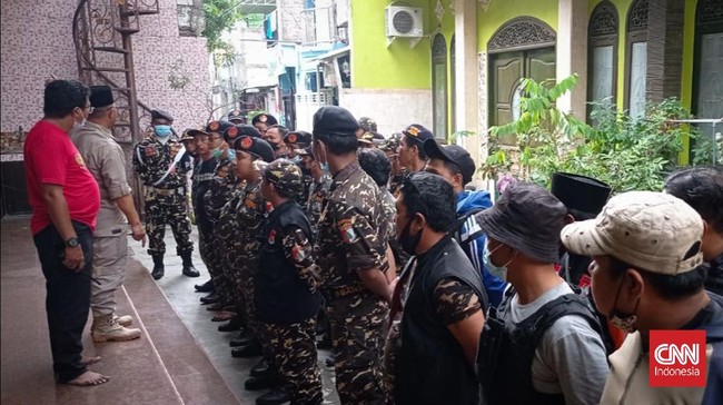 Sembilan banser dikerahkan bergantian saban harinya untuk bersiaga menjaga kediaman Rais Aam PBNU di Surabaya.