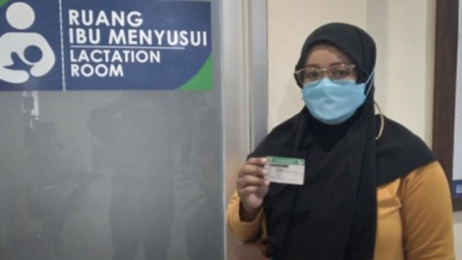 Meskipun Eka bekerja di rumah sakit, tapi untuk mendapatkan perawatan dan pengobatan dirinya tetap mengandalkan kartu JKN-KIS.