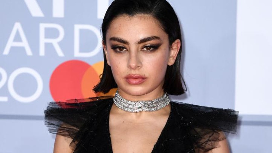 Charli XCX LONDON, ENGLAND - FEBRUARY 18: (EDITORIAL USE ONLY) Charli XCX attends The BRIT Awards 2020 at The O2 Arena on February 18, 2020 in London, England. (Photo by Gareth Cattermole/Getty Images)