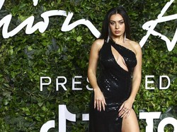 Duh, Baju Charli XCX Melorot saat Sebutkan Nominasi