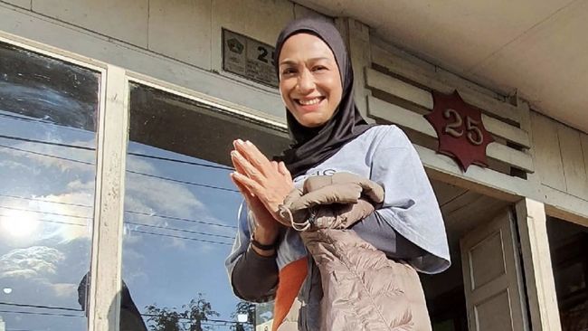 Artis Dewi Hughes sukses turun berat badan hingga 90 kg dengan menjalani diet kenyang. Berikut metode diet kenyang Dewi Hughes.