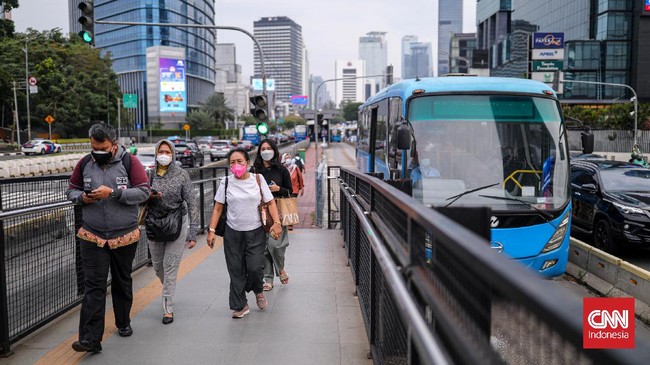 Pakar kebijakan publik menilai pemerintah pusat gamang menetapkan PPKM level 3 saat Nataru karena sudah lebih fokus ke ekonomi ketimbang kesehatan.