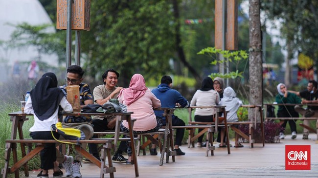 Pemerintah membatasi kerumunan maksimal 50 orang dalam satu ruang publik sepanjang libur Natal dan tahun baru 2022.