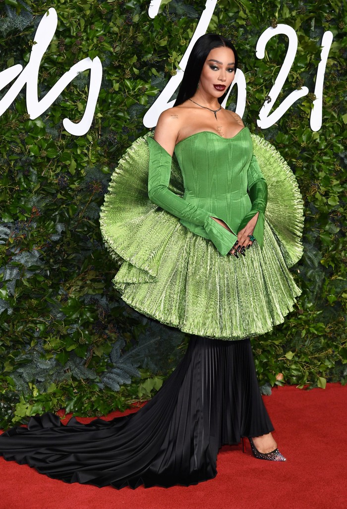 Gaun hijau yang membalut Munroe Bergdorf begitu unik dan mengingatkan kita pada burung merak. Dengan aksen pleats yang melingkari pinggang dan train hitam, strapless dress ini masuk busana terbaik yang dikenakan di red carpet malam itu. Foto: vogue.com