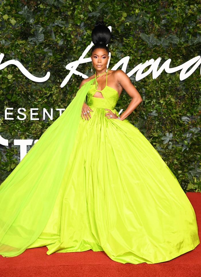 Gaun neon dramatis rancangan Valentino yang dikenakan Gabrielle Union berhasil mencuri perhatian di malam penghargaan fashion Inggris tersebut. Foto: vogue.com