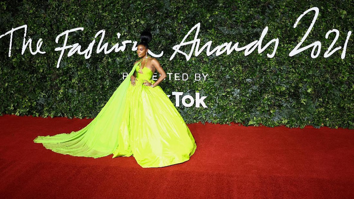FOTO: Gaya Selebriti Unjuk Gigi di Fashion Awards 2021