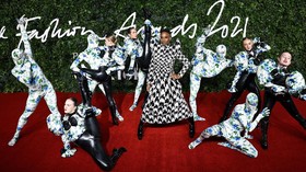 FOTO: Gaya Selebriti Unjuk Gigi di Fashion Awards 2021