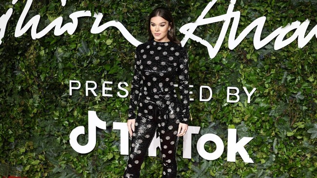 FOTO: Gaya Selebriti Unjuk Gigi di Fashion Awards 2021