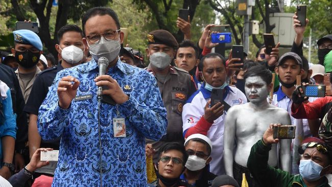 Pengusaha resmi menggugat kebijakan revisi UMP DKI Jakarta 2022 yang dilakukan Gubernur Anies Baswedan ke PTUN. Berikut isi tuntutan gugatan mereka.