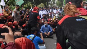 Anies dan Dugaan Muatan Politis di Balik Usul Ubah Formula Upah