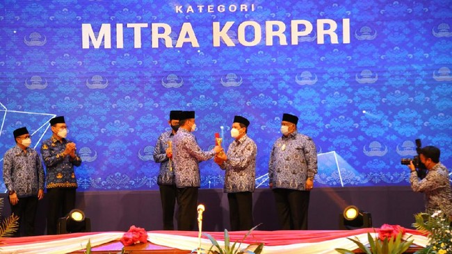 KORPRI memberikan penghargaan pada BPJS Kesehatan pada Senin (29/11) atas kontribusi mendukung program-program mereka.