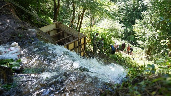 Untuk mendapatkan air bersih, warga Desa Wanagiri, Buleleng, Bali, harus naik-turun gunung untuk digunakan sehari-hari.