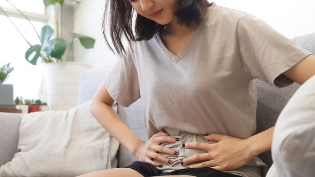 Meski diklaim cepat turunkan berat badan, namun terdapat efek samping diet keto pada pencernaan kerap dikeluhkan orang yang menjalaninya.