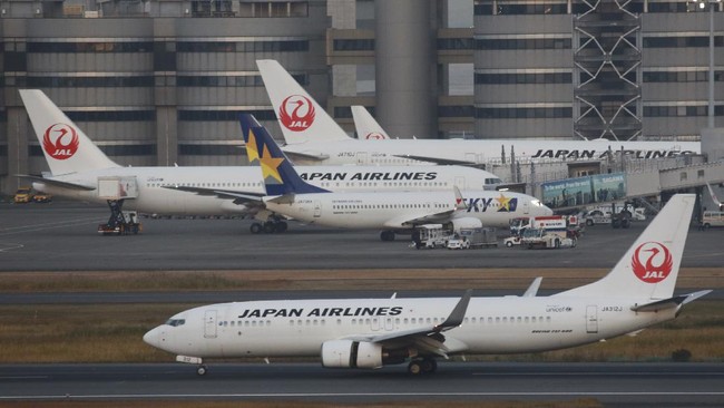 Maskapai Japan Airlines (JAL) mengalami kebakaran setelah sempat tabrakan dengan pesawat lain di landasan pacu Bandara Haneda Tokyo, Jepang.