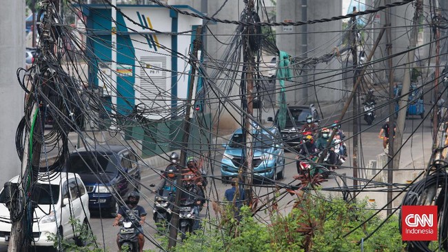 Kabel-kabel menjuntai semrawut yang memakan korban pengguna jalanan ibu kota negara RI disoroti DPRD DKI Jakarta.