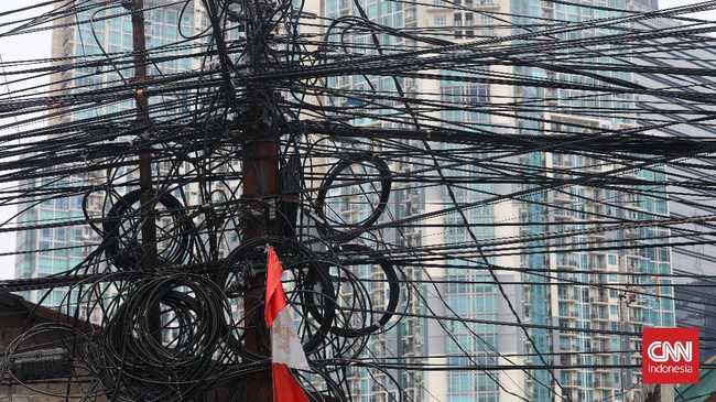 Asosiasi Penyelenggara Jaringan Telekomunikasi (Apjatel) bakal merelokasi seluruh kabel fiber optik udara di DKI Jakarta ke bawah tanah mulai September 2023.