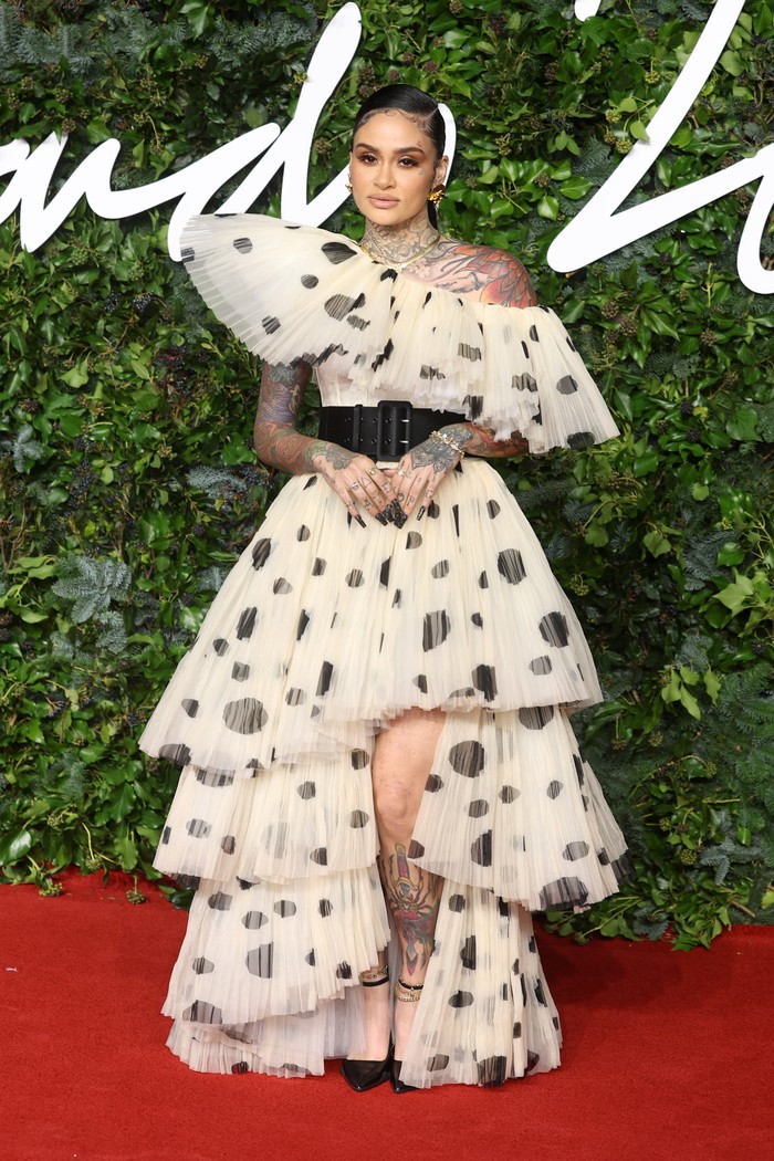 Kehlani tampil playful mengenakan one-shouldered dress penuh ruffles dan pleats dan motif polkadot. Outfit red carpet-nya itu dipermanis dengan aksen belt. Foto: vogue.com