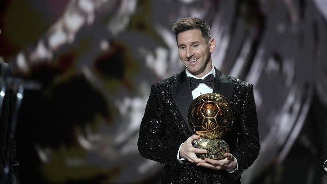 Lionel Messi mengukir rekor istimewa usai meraih Ballon d'Or 2021 dengan mengalahkan penyerang Bayern Munchen, Robert Lewandowski.