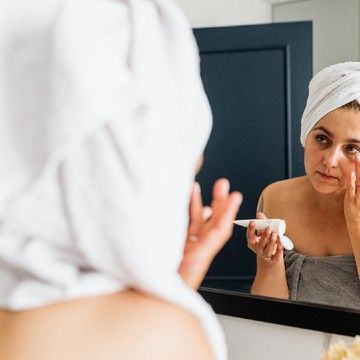 img-title Harus Dihindari! 5 Kebiasaan Buruk Ini Bikin Penggunaan Eye Cream Jadi Sia-sia, Apa Saja?