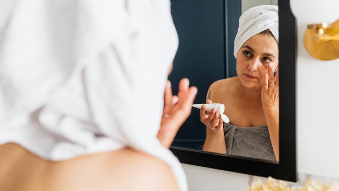 Harus Dihindari! 5 Kebiasaan Buruk Ini Bikin Penggunaan Eye Cream Jadi Sia-sia, Apa Saja?