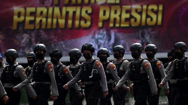 Polisi Terjunkan 310 Personel Kawal Reuni 212 di Masjid At-Tin Polda Metro Jaya mengerahkan 310 personel untuk mengamankan Reuni Aksi 212 yang digelar di Masjid Agung At-Tin, Jakarta Timur, Jumat (2/12).