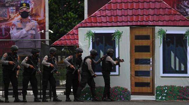 Sebanyak 26 orang ditangkap dan 350 gram sabu, 1.500 butir ekstasi disita dalam penggerebekan di Kampung Bahari, Jakut.