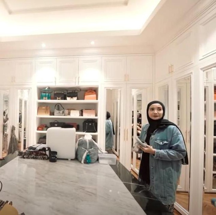 <p>Di area private, Zaskia Sungkar juga memiliki ruangan wardrobe. Lagi-lagi, ruangannya didominasi warna favorit bunda satu anak ini yaitu putih dan hitam. (Foto: YouTube AH)</p>