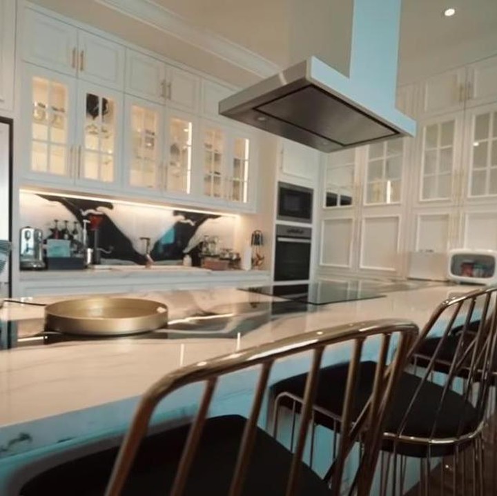 <p>Di lantai yang sama, terdapat dapur impian Zaskia Sungkar yang mengusung American Style. Dapurnya didominasi warna hitam dan putih sehingga terlihat elegan. (Foto: YouTube AH)</p>