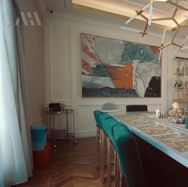 <p>Di lantai tiga, terdapat area private, Bunda. Ada ruang keluarga yang terhubung langsung dengan ruang makan. (Foto: YouTube AH)</p>