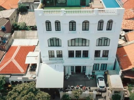 5 Potret Rumah Mewah Artis 4 Lantai, Dilengkapi Lift hingga Kolam Renang Rooftop