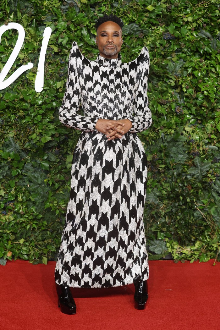 Sebagai host The Fashion Awards 2021, tidak diragukan jika Billy Porter tampil eye-catching di red carpet. Ia berbalutkan gaun houndstooth dengan shoulder pads dramatis karya Richard Quinn dan perhiasan mewah Boucheron. Foto: vogue.com