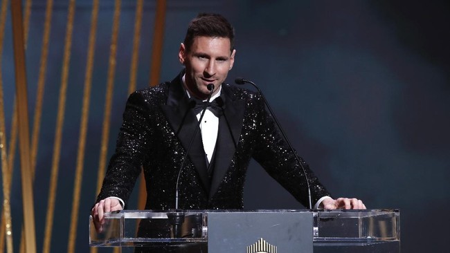 Lionel Messi mengukir rekor istimewa usai meraih Ballon d'Or 2021 dengan mengalahkan penyerang Bayern Munchen, Robert Lewandowski.