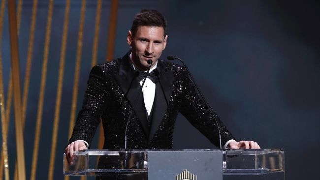 Bintang sepak bola asal Argentina Lionel Messi sukses menjadi pemenang Ballon d'Or 2021. Berikut daftar lengkap pemenang di gelaran Ballon d'Or 2021.