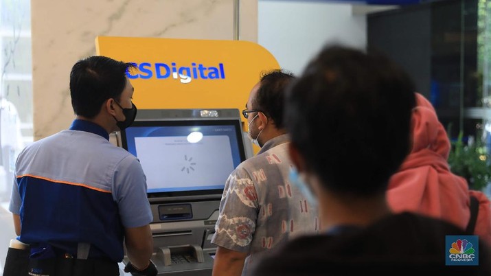 Suasana tukar ATM Chip Bank BCA. (CNBC Indonesia/Muhammad Sabki)
