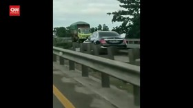 VIDEO: Supir Mobil Mewah Lawan Arus Di Tol Jadi Tersangka