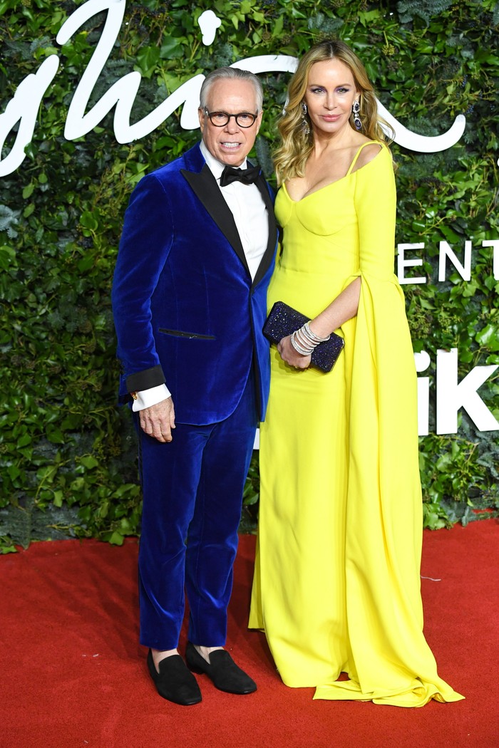 Tidak kalah dengan selebriti lainnya, perancang busana Tommy Hilfiger dan pasangannya, Dee Ocleppo tampak memukau dengan koordinasi warna mencolok. Tommy dengan setelan jas velvet, sedangkan Dee dengan long dress kuning. Foto: vogue.com