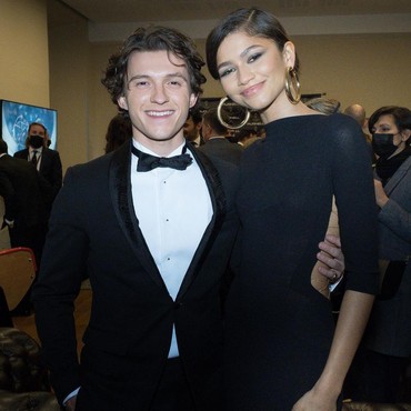 Tom Holland Bantah Sudah Putus dari Zendaya