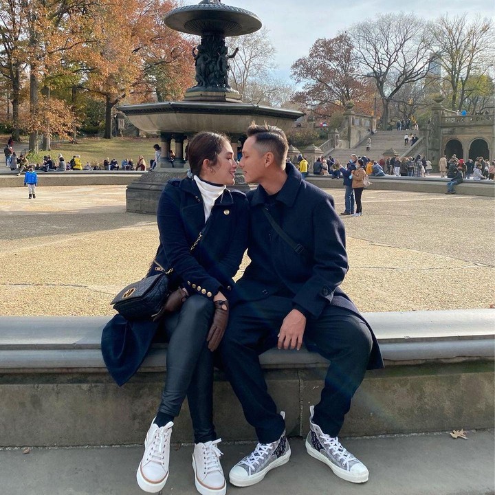 <p>Pasangan artis ini juga tidak lupa mengabadikan momen romantis mereka, Bunda. (Foto: Instagram @ussypratama)</p>