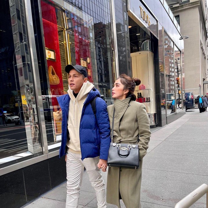 <p>Pasangan yang menikah pada 21 Januari 2012 itu pergi berkeliling menikmati pemandangan kota. (Foto: Instagram @ussypratama)</p>